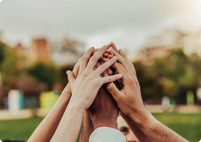Mehrere Hände vereint in Teamwork