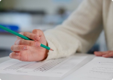 Person schreibt eine Prüfung